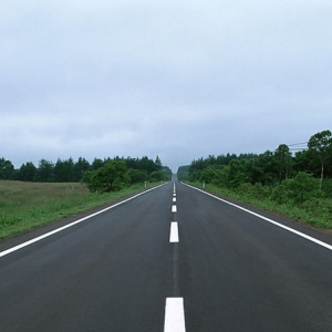 淺談瀝青路面的優(yōu)點(diǎn)，瀝青路面價(jià)格分析